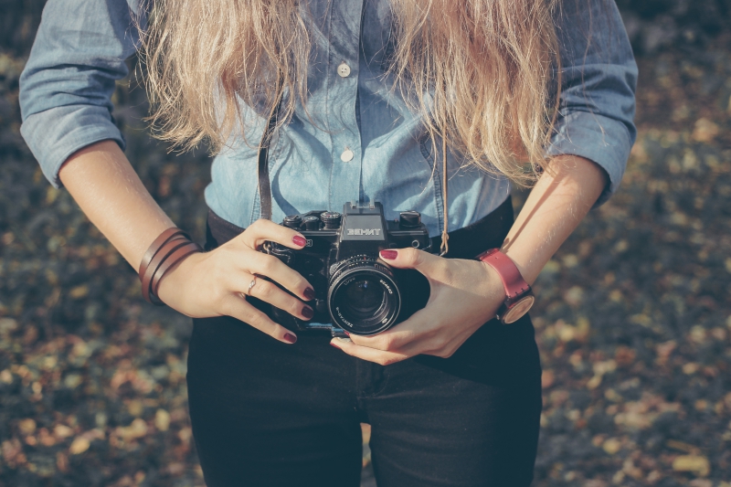 photographe-TARADEAU-min_hand-person-girl-woman-camera-photography-614-pxhere.com